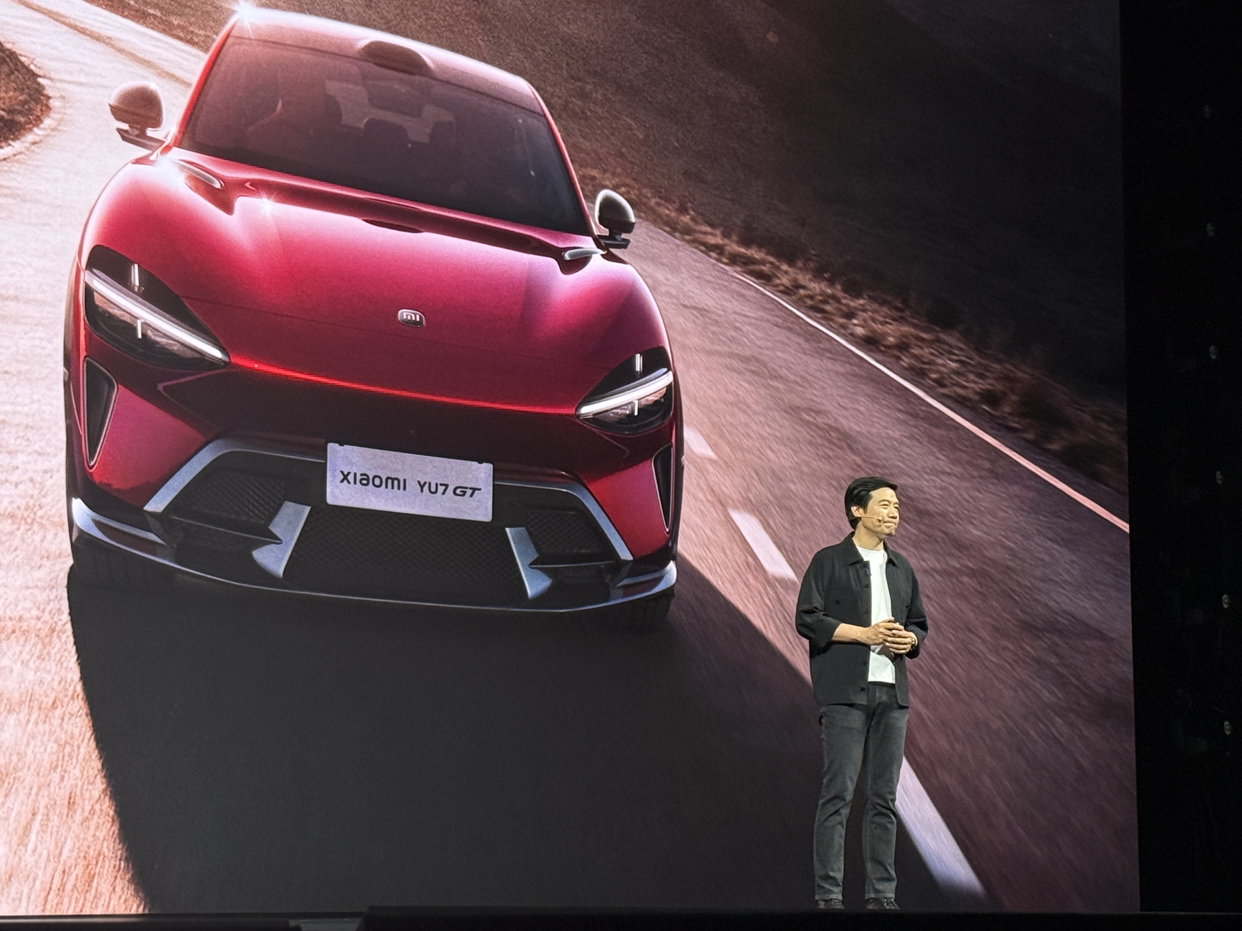 对话雷军：YU7对Model Y“八败两胜”，有信心一点点逼