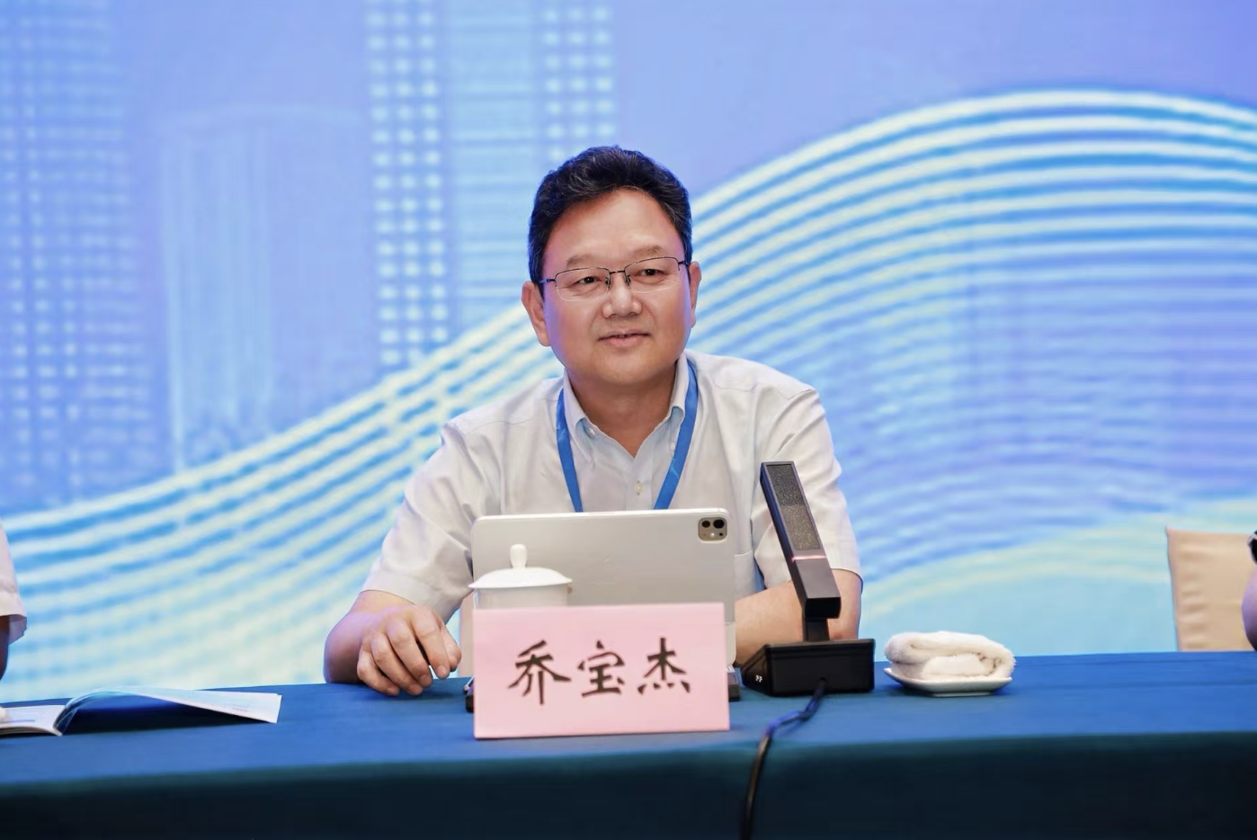 WAIC现场专访乔宝杰：AI法律该如何制定？谁部署、谁受益、